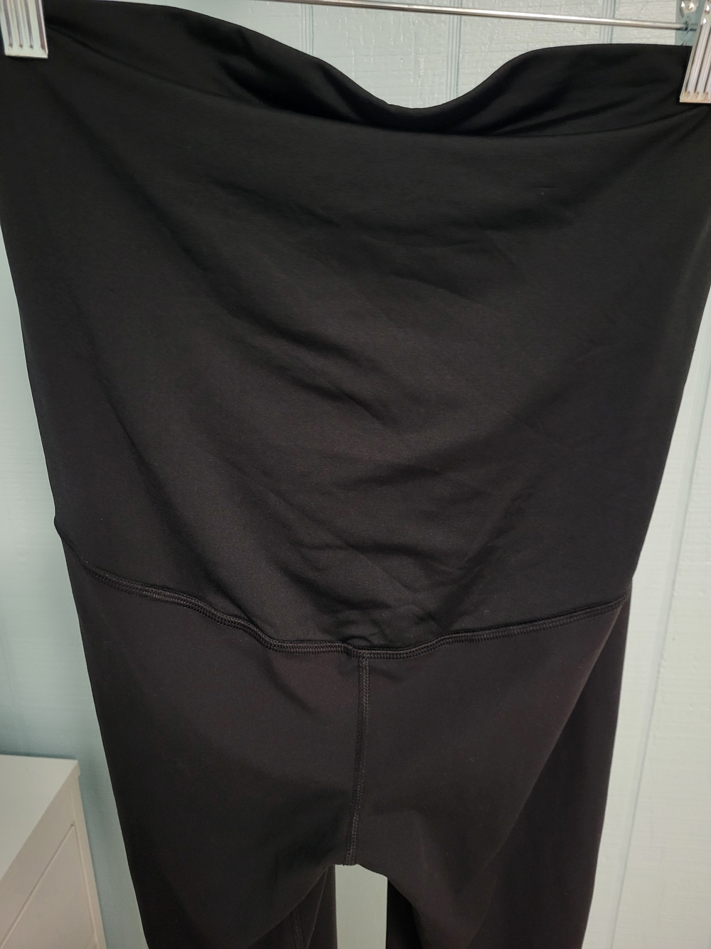 Isabel Maternity by Ingrid & Isabel Black Active Leggings Crossover Panel Medium - Picture 4 of 7